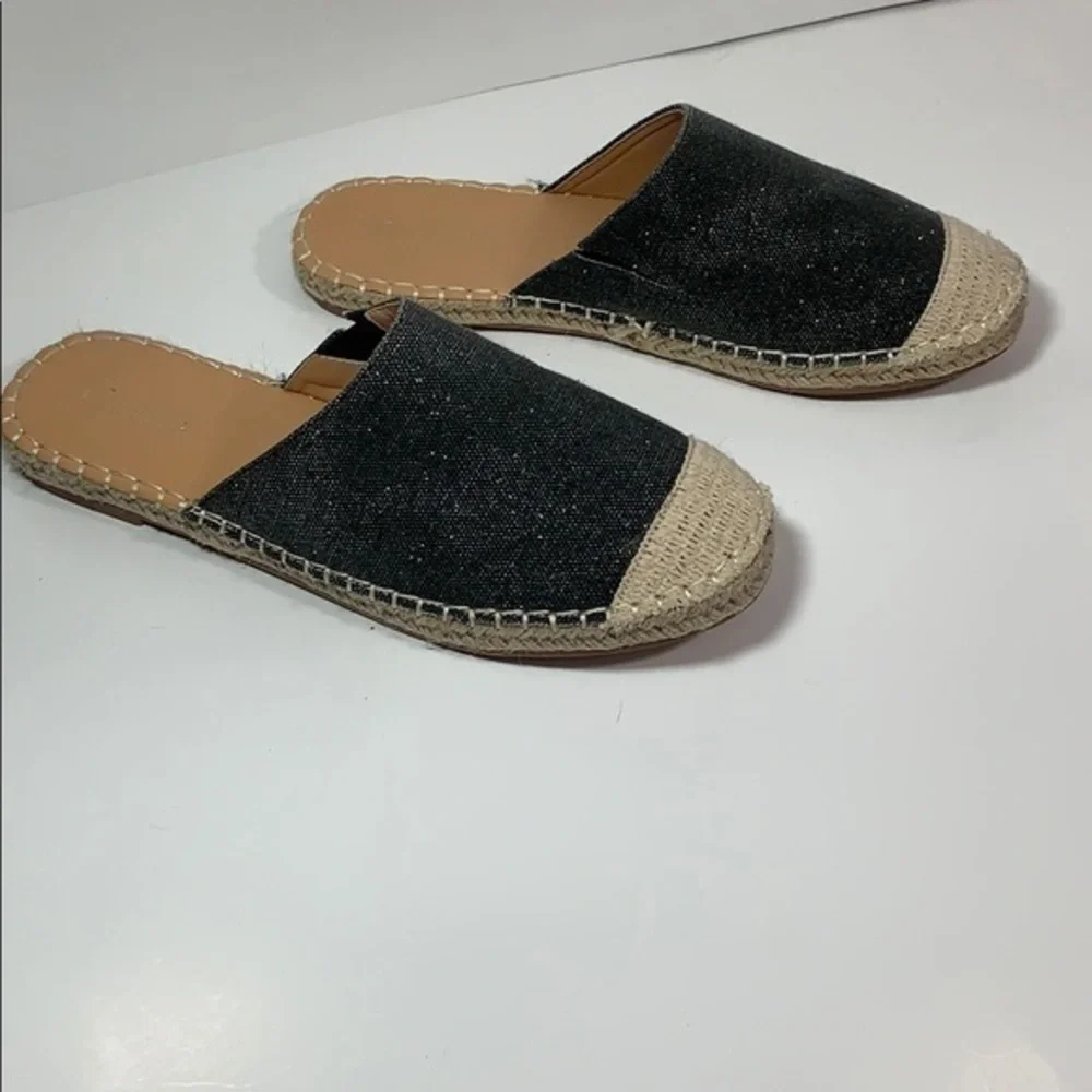 ▶️ Wanted ◀️ Slip on espadrille with subtle sparkle!
